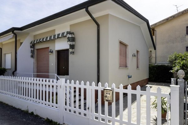 casa indipendente in vendita a Viareggio in zona Torre del Lago