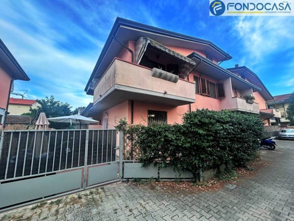 casa indipendente in vendita a Viareggio in zona Torre del Lago