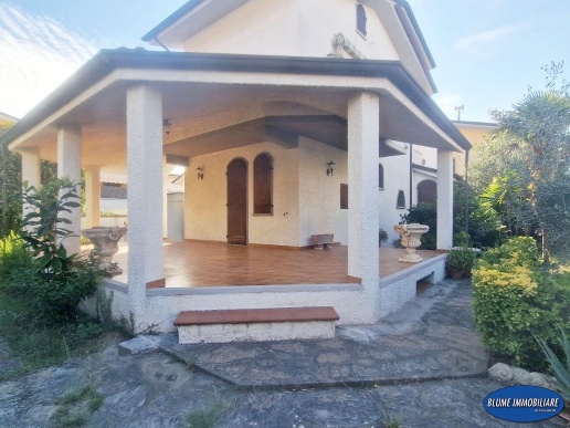 casa indipendente in vendita a Viareggio in zona Torre del Lago