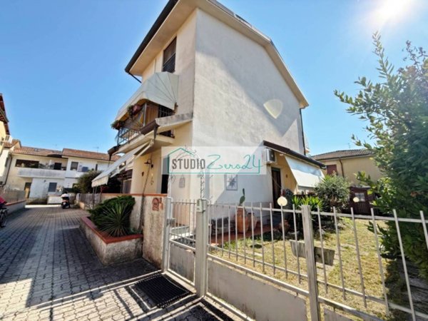 casa indipendente in vendita a Viareggio in zona Torre del Lago