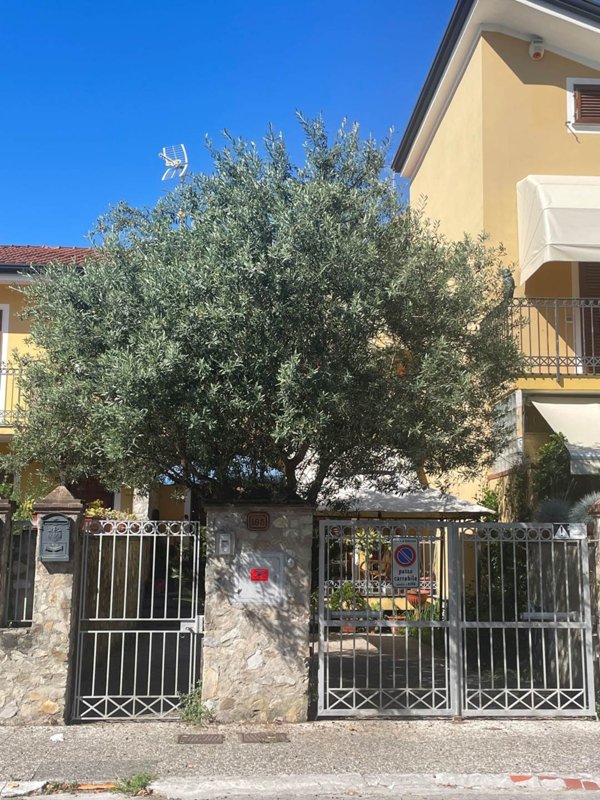 casa indipendente in vendita a Viareggio