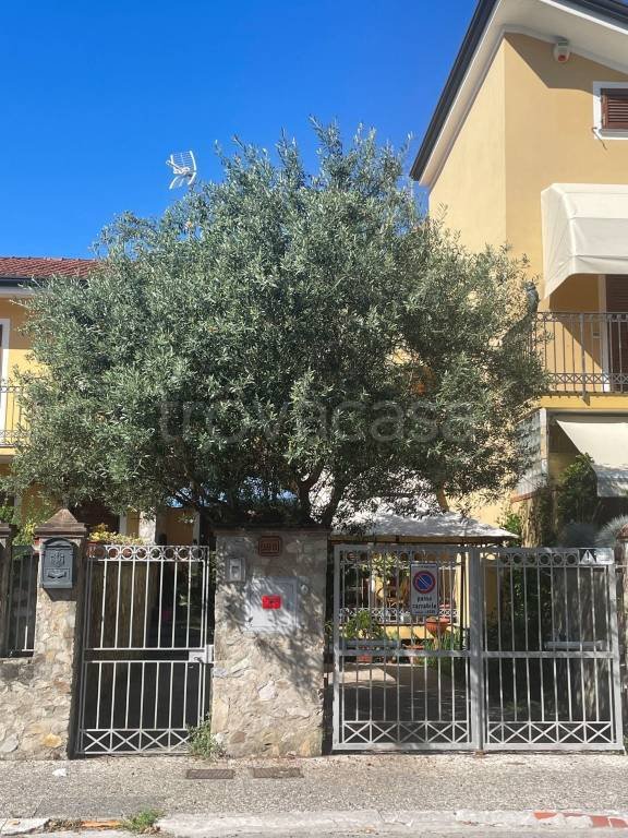 casa indipendente in vendita a Viareggio