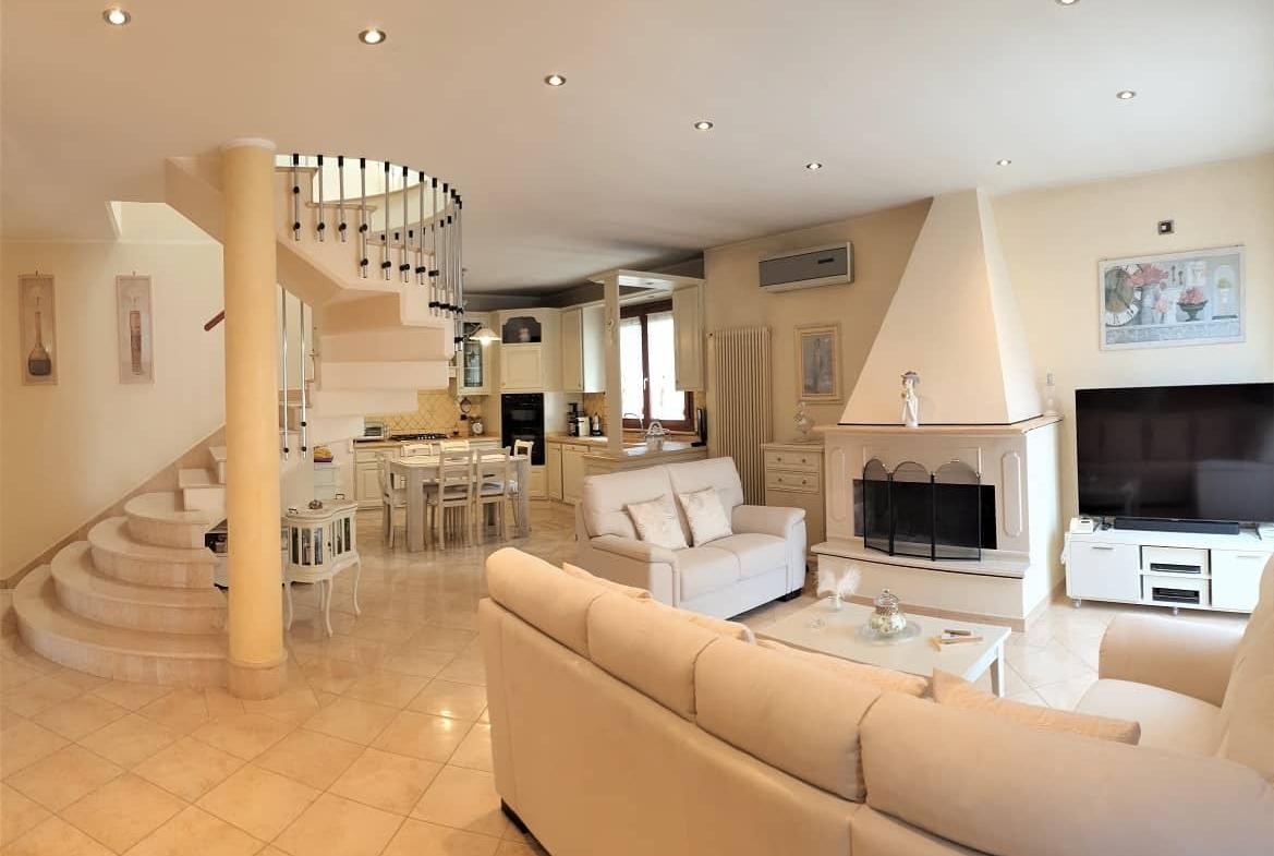 casa indipendente in vendita a Viareggio