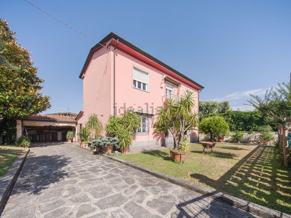 casa indipendente in vendita a Viareggio in zona Migliarina