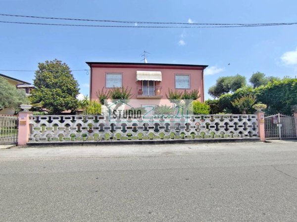 casa indipendente in vendita a Viareggio in zona Migliarina