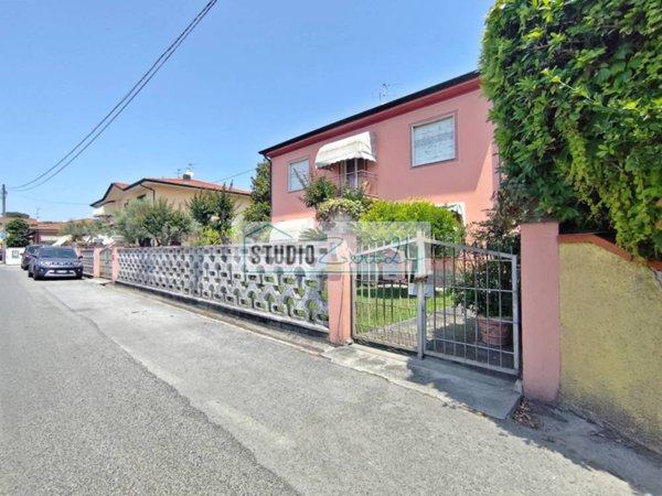 casa indipendente in vendita a Viareggio