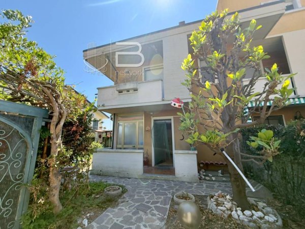 casa indipendente in vendita a Viareggio in zona Torre del Lago