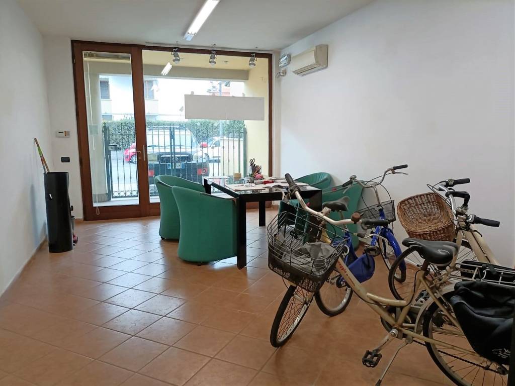 ufficio in vendita a Viareggio in zona Marco Polo