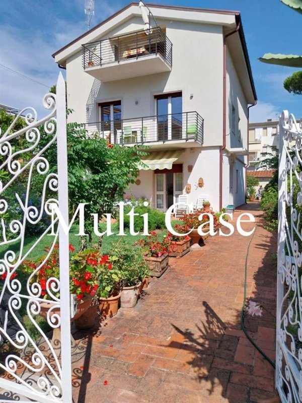casa indipendente in vendita a Viareggio