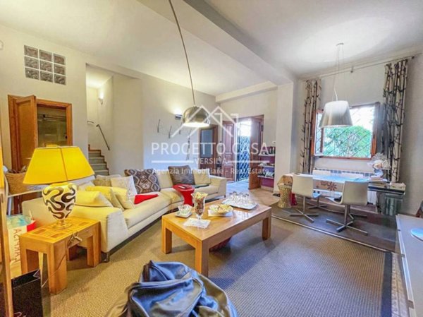 casa indipendente in vendita a Viareggio