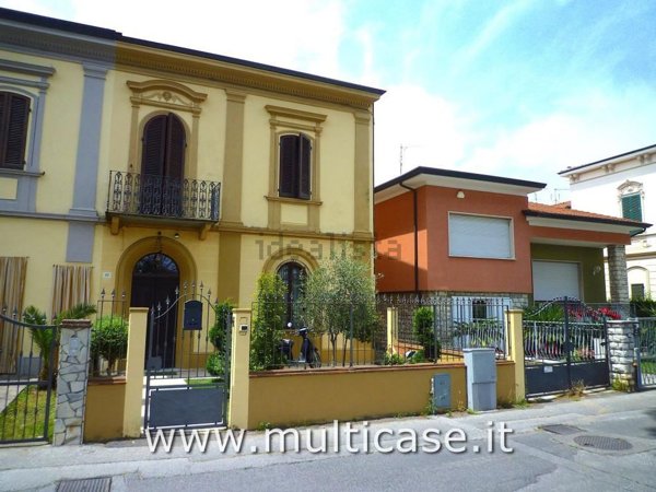 casa indipendente in vendita a Viareggio in zona Torre del Lago