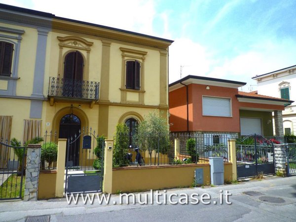 casa indipendente in vendita a Viareggio in zona Torre del Lago