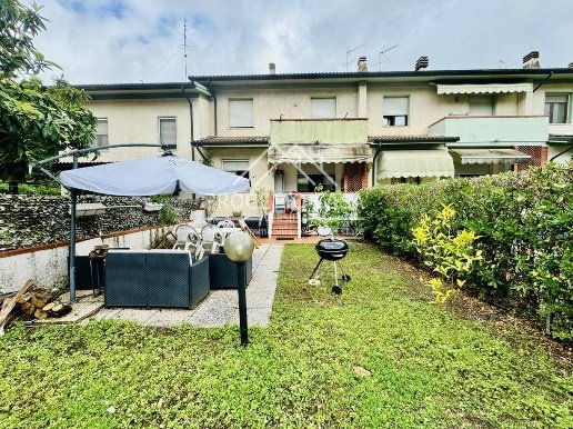 casa indipendente in vendita a Viareggio