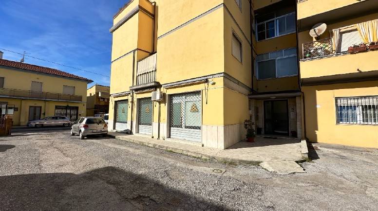 negozio in vendita a Viareggio in zona Campo d'Aviazione