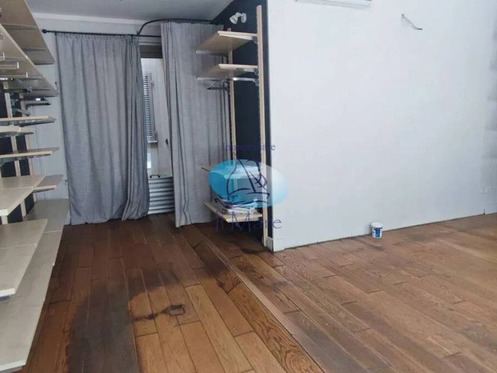 negozio in vendita a Viareggio in zona Centro Storico