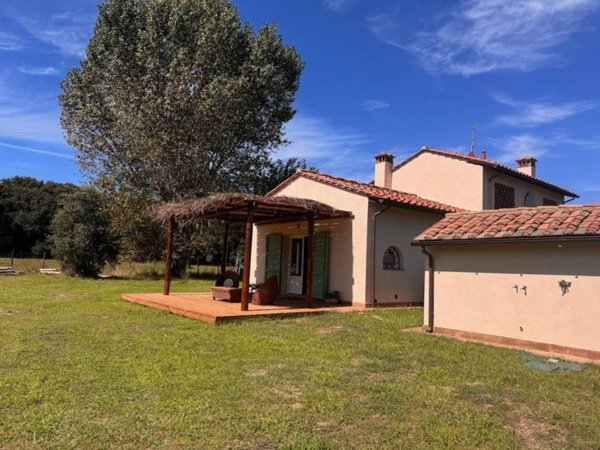 casa indipendente in vendita a Viareggio in zona Campo d'Aviazione