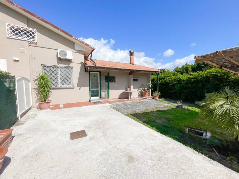casa indipendente in vendita a Viareggio in zona Migliarina