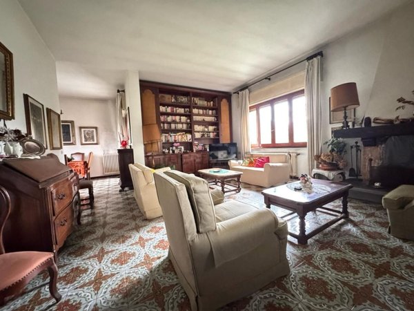 casa indipendente in vendita a Viareggio