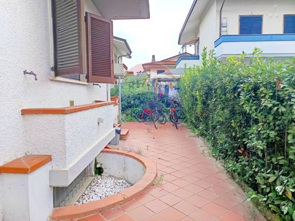 casa indipendente in vendita a Viareggio in zona Torre del Lago