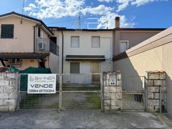 casa indipendente in vendita a Viareggio in zona Torre del Lago