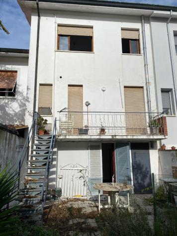 casa indipendente in vendita a Viareggio in zona Campo d'Aviazione