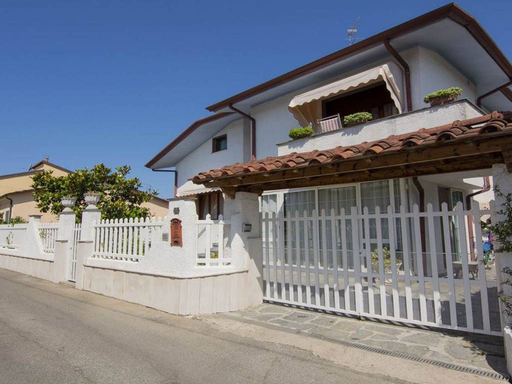 casa indipendente in vendita a Viareggio in zona Torre del Lago