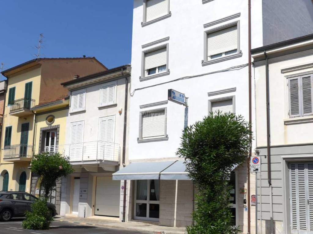 negozio in vendita a Viareggio in zona Centro Storico
