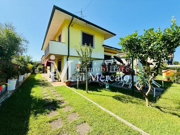 casa indipendente in vendita a Viareggio in zona Torre del Lago