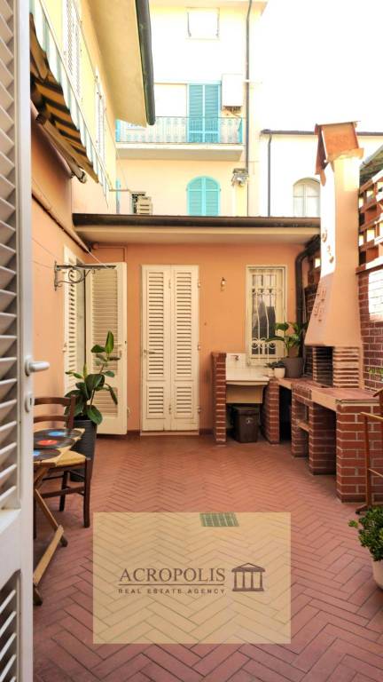 casa indipendente in vendita a Viareggio