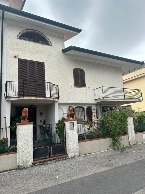 casa indipendente in vendita a Viareggio in zona Campo d'Aviazione