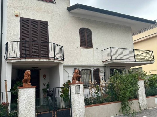 casa indipendente in vendita a Viareggio in zona Campo d'Aviazione