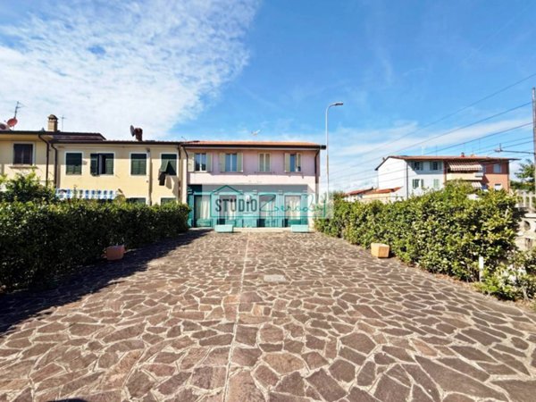 negozio in vendita a Viareggio in zona Torre del Lago