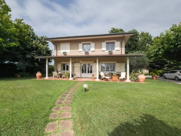 casa indipendente in vendita a Viareggio in zona Torre del Lago