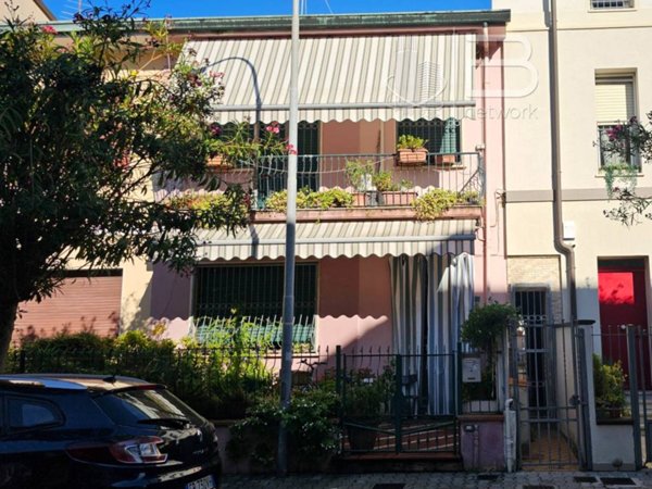 casa indipendente in vendita a Viareggio in zona Don Bosco