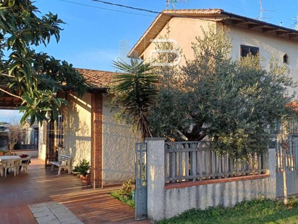 casa indipendente in vendita a Viareggio in zona Torre del Lago