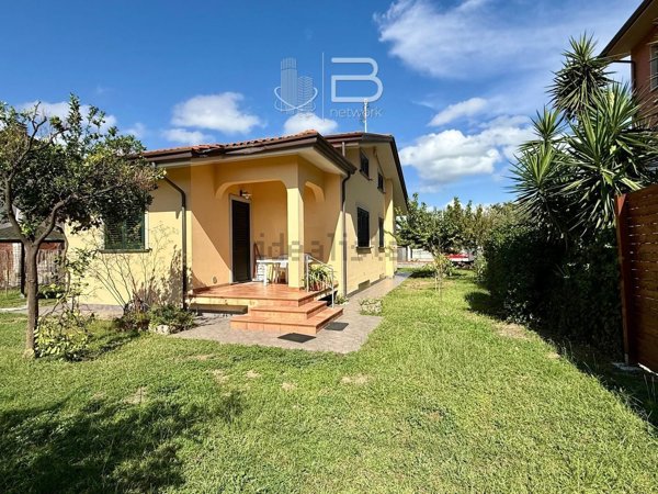 casa indipendente in vendita a Viareggio in zona Torre del Lago