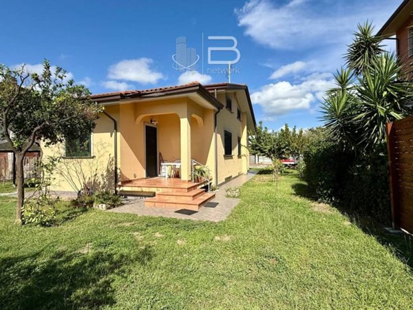 casa indipendente in vendita a Viareggio in zona Torre del Lago