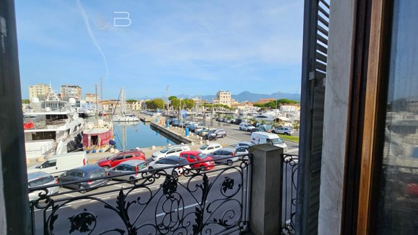 esavano in vendita a Viareggio