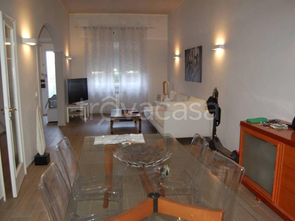 casa indipendente in vendita a Viareggio