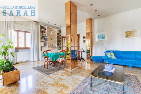 casa indipendente in vendita a Viareggio