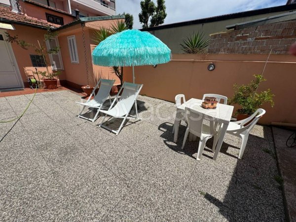 casa indipendente in vendita a Viareggio