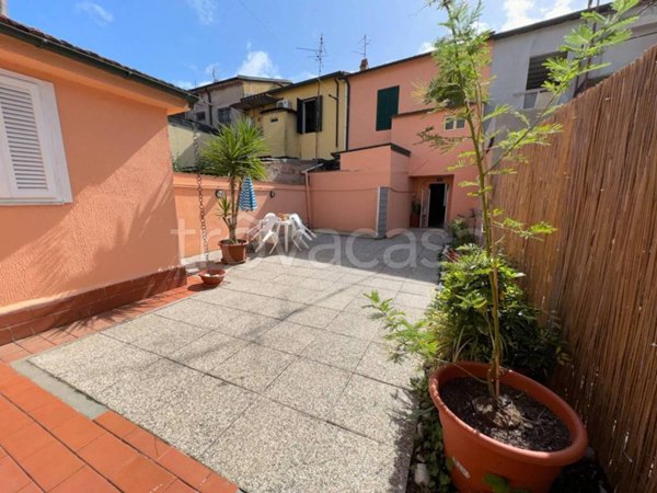 casa indipendente in vendita a Viareggio