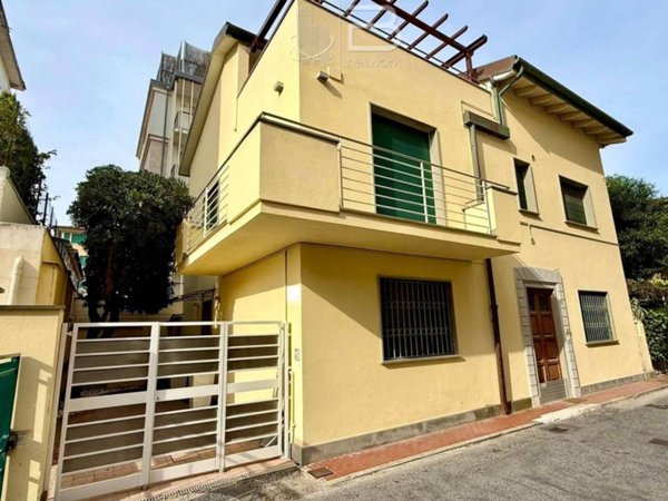 casa indipendente in vendita a Viareggio