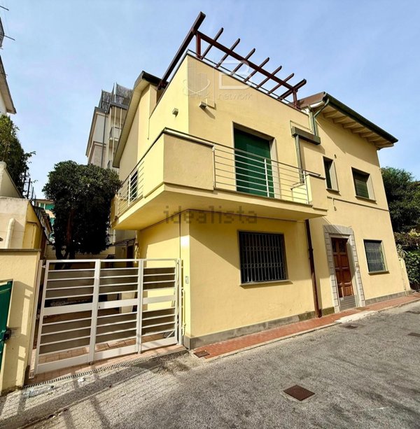 casa indipendente in vendita a Viareggio