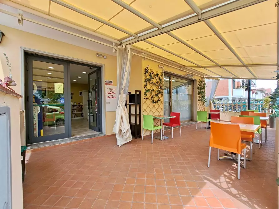 negozio in vendita a Viareggio in zona Campo d'Aviazione