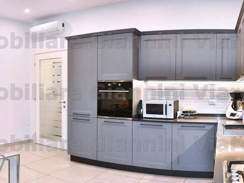 casa indipendente in vendita a Viareggio in zona Campo d'Aviazione
