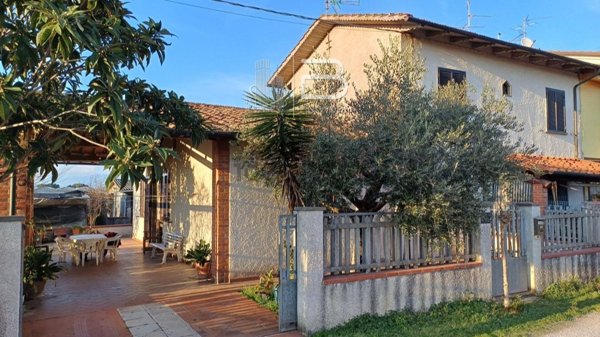 casa indipendente in vendita a Viareggio in zona Torre del Lago