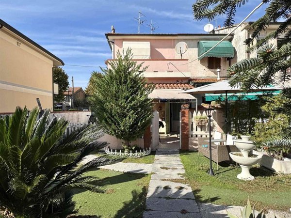 casa indipendente in vendita a Viareggio in zona Torre del Lago