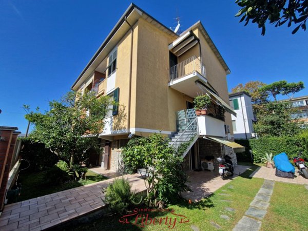 casa indipendente in vendita a Viareggio