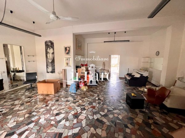 negozio in vendita a Viareggio in zona Campo d'Aviazione
